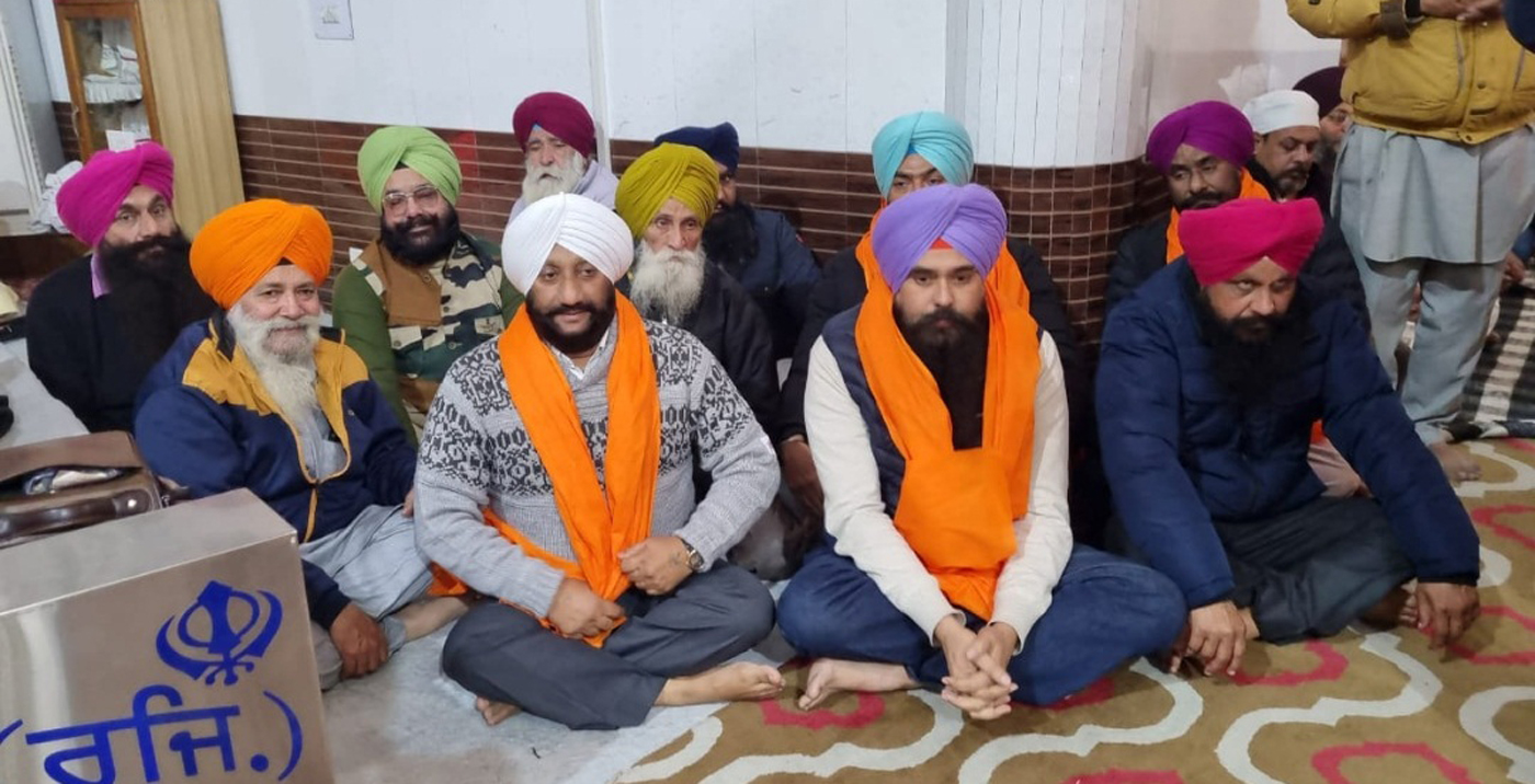 Constituency MLA Kulwant Singh paid obeisance in different Gurughars on the occasion of the birth anniversary of Shri Guru Gobind Singh Ji.